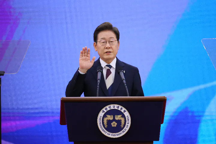 A representative photograph of President Lee Jae-myung taking the oath of office at the inauguration ceremony of the 21st President of the Republic of Korea.